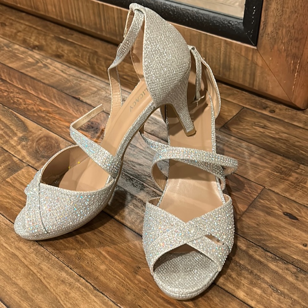 Ladies 7.5 silver glitter heals